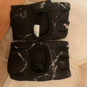 Weightlifting gloves
